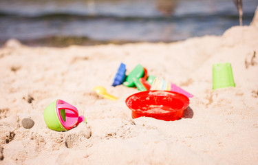 Kindersandspielzeug am Strand