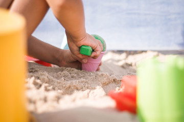 Kind spielt am Strand mit Eistüten