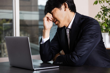 オフィスで悩む会社員
