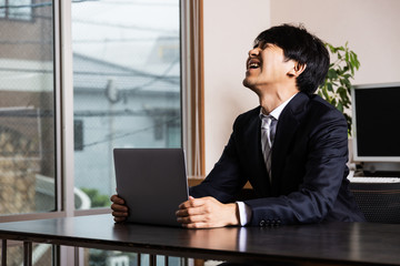 オフィスで苦しむ会社員