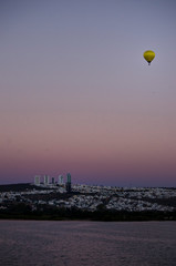 The ballon and the city