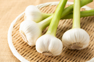 笊に盛った生にんにく