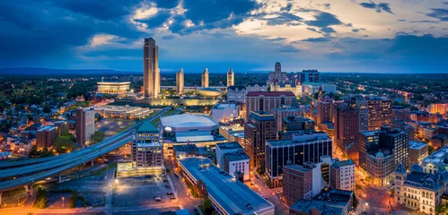 Foto auf Acrylglas Luftpanorama der Innenstadt von Albany, New York in der Abenddämmerung. Albany ist die Hauptstadt des US-Bundesstaates New York und die Kreisstadt des Albany County © mandritoiu