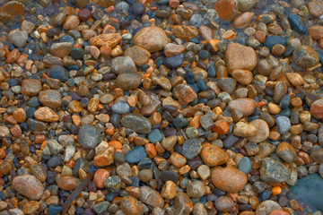 piedras a la orilla del mar