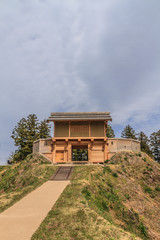 春の箕輪城の郭馬出の櫓門の風景