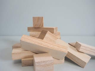 崩れた木製のブロック