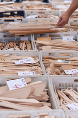 Drewniane łyżki, widelce i inne narzędzia kuchenne.