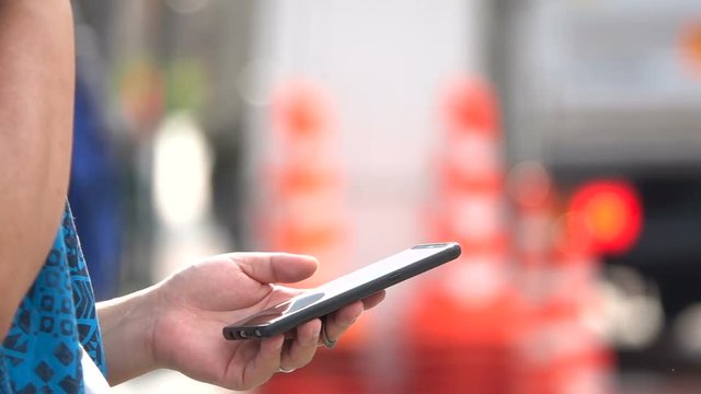 スマートフォンを操作する女性　スーパースローモーション　8倍速