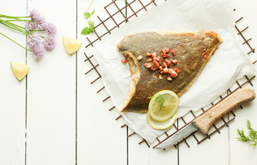 Fisch Scholle Maischolle Tisch Brett frisch gebraten