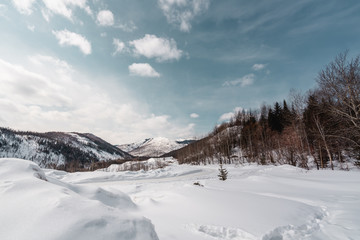 Obraz premium Winter mountain landscape with white snow and blue sky