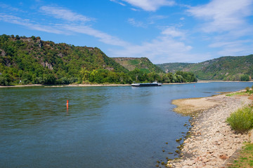 Fototapeta na wymiar Schifffahrt auf dem Rhein bei Niedrigwasser