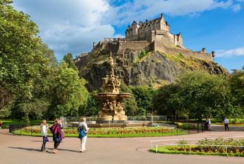 Edinburgh Castle and the Ross Fountain as seen from Princes Street Gardens - obrazy, fototapety, plakaty