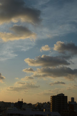 都会のオレンジ色の夕焼け