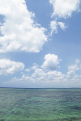 青空と白い雲とエメラルドグリーンの海