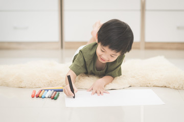 Naklejka premium child drawing picture with crayon
