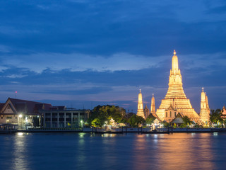 Fototapeta premium マジックアワーのワットアルンとチャオプラヤー川