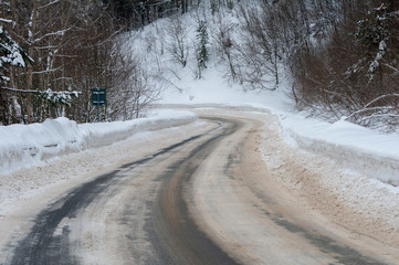 Obraz premium Snowy road in Bieszczady