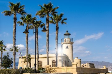 Leuchtturm mit Palmen im Gegenlicht
