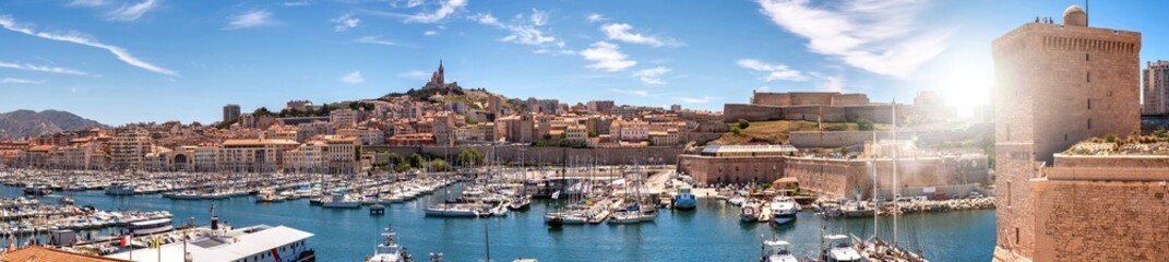 Fototapeta na wymiar Panorama Alter Hafen Marseille im Gegenlicht