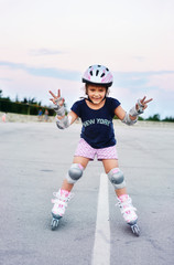 Obraz premium Kid learn to skate roller