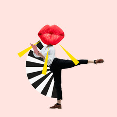 Tanzende Bürofrau im klassischen Anzug wie eine Balletttänzerin, angeführt von den großen roten weiblichen Lippen vor trendigem Korallenhintergrund. Negatives Leerzeichen, um Ihren Text einzufügen. Modernes Design. Zeitgenössische Kunstcollage