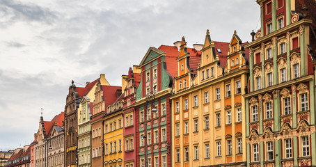 Obraz premium Old colorful buildings on a market square (rynek) in a old town Wroclaw, city with the most colorful Market squares.