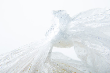 Bolsa de plástico llena de gotas de agua y en cuyo interior hay manzanas