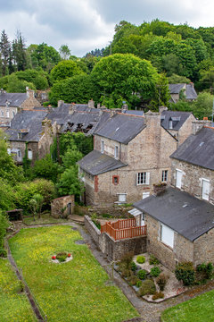 Moncontour. Toits du village ancien.