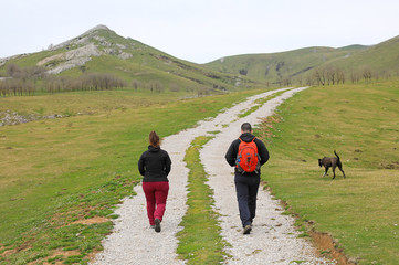 pareja con perro practicando senderismo país vasco urbia 4M0A1291-as19