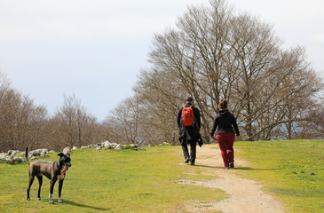 senderistas pareja con perro practicando senderismo país vasco monte urbia 4M0A1344-as19