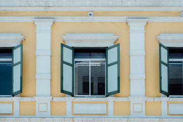 window colonial style