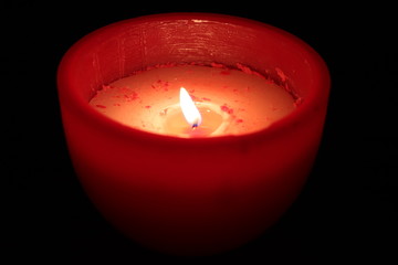 Vela encendida de noche