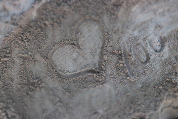 Mensaje escrito en la arena I LOVE you 