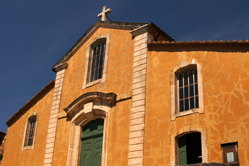 Fototapeta na wymiar Eglise Saint-Michel, ocre, Roussillon en Provence, Lubéron, Vaucluse