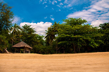 Bambusowe domki na plaży Koh Jum Tajlandia © ra