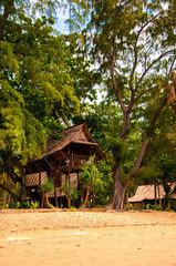Bambusowe domki na plaży Koh Jum Tajlandia © ra