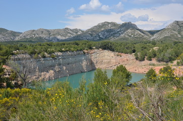 Fototapeta premium Le Lagon bleu, Massif des Alpilles, France