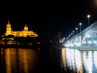 Obraz premium Long exposure night view of the Cathedral and Enrique Estevan bridge in Salamanca (Spain)