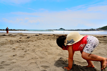 砂浜で駆ける女の子