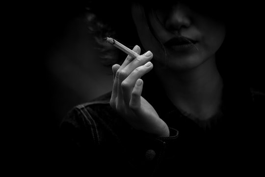 喫煙する女性