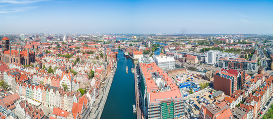 Gdańsk - panorama miasta z lotu ptaka. Rzeka Motława przepływająca przez stare miasto.