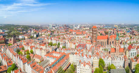 Panorama starego miasta w Gdańsku z widoczną Bazyliką Mariacką. Krajobraz z lotu ptaka.