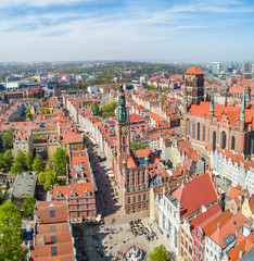 Fototapeta na wymiar Gdańsk z lotu ptaka - widok na Długi Targ z fontanna Neptuna. Turystyczna część miasta Gdańsk widziana z powietrza.