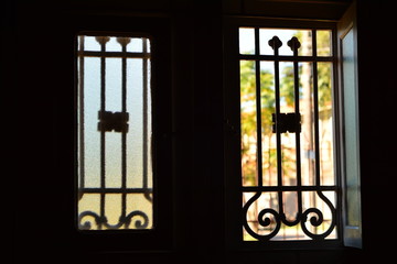 Fototapeta na wymiar janela vintage com detalhes em ferro