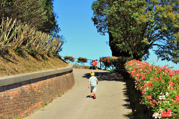 Dziecko w koronie idące na szczyt © Daria