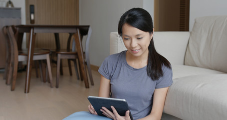 Naklejka premium Woman look at tablet computer at home
