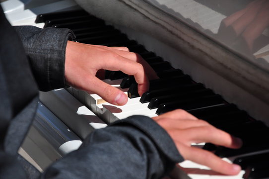 Klaviermusik, H&auml;nde spielen auf Klaviertasten