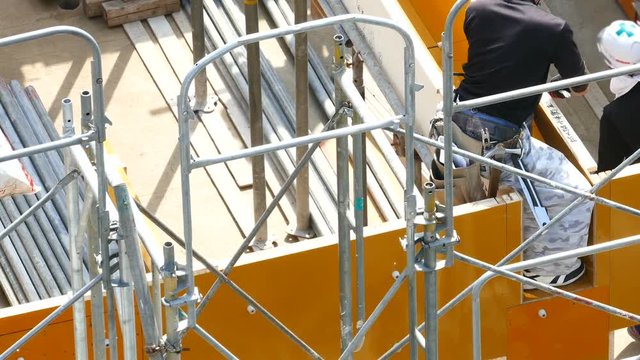 工事現場で働く人イメージ　マンション　ビル　躯体型枠工事　