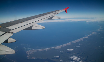 Fototapeta na wymiar Vista do litoral brasileiro visto do alto com destaque para asa do avião, indicando que estamos abordo da aeronave