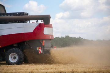 Obraz premium combine harvester working on a wheat field.